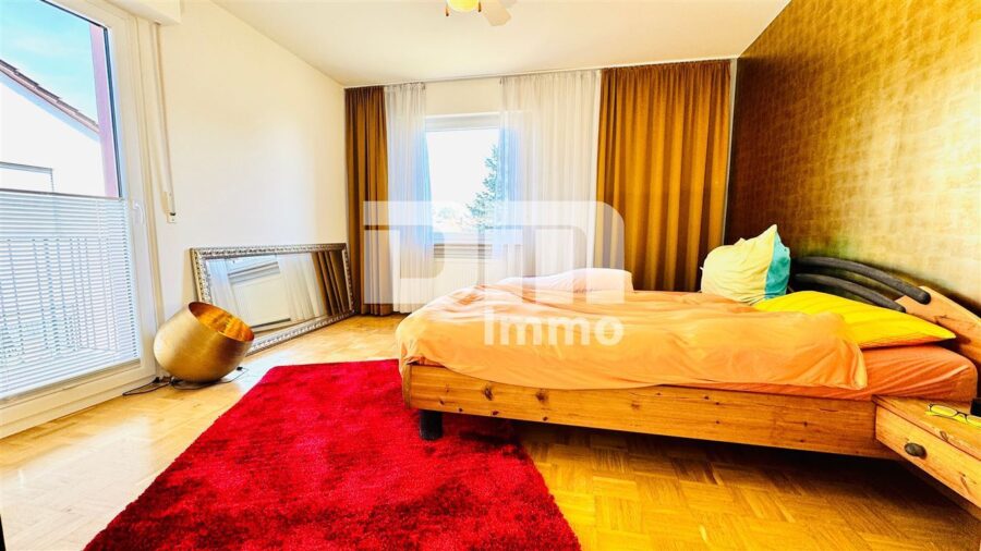 Zeitlose Eleganz trifft Moderne: Modernisiertes Einfamilienhaus mit großem Garten und Garage - OG Schlafzimmer / Zugang Balkon